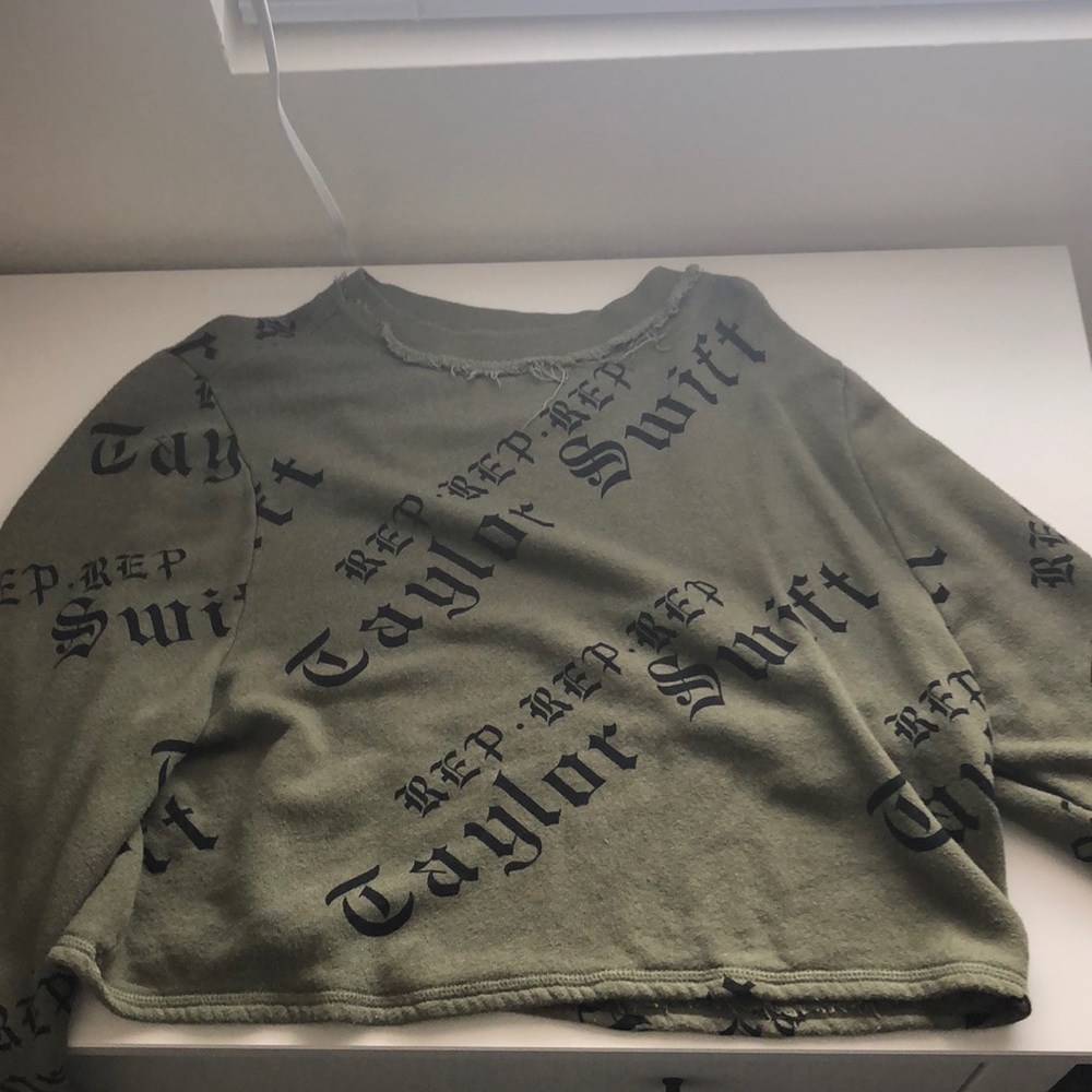 💚Green Taylor Swift Rep. Tour Cropped Sweater💚